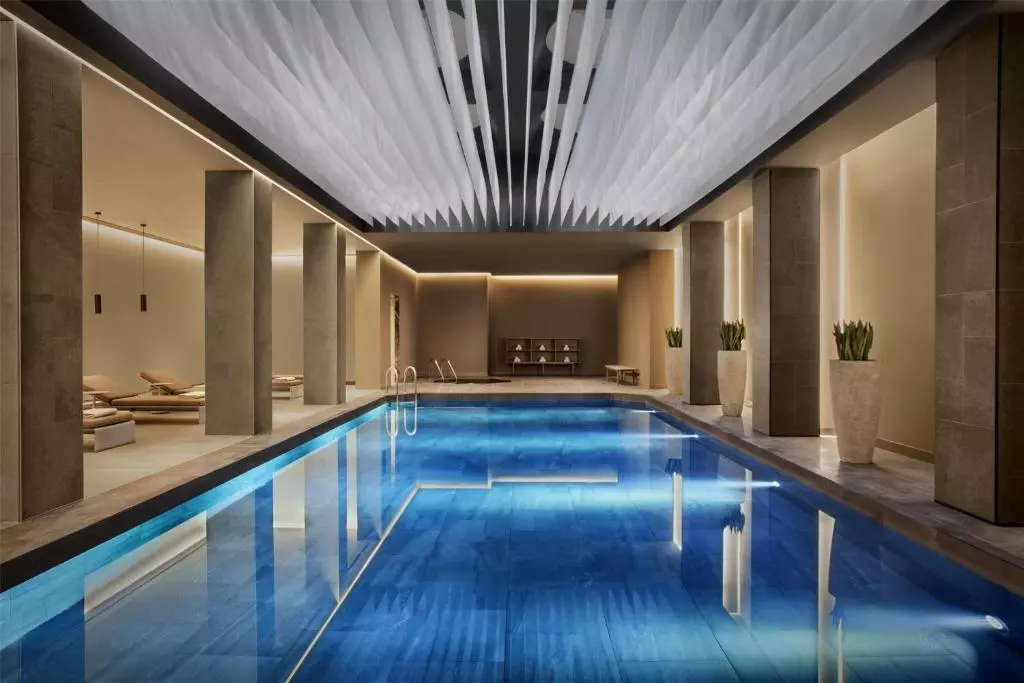 استخر سر بسته هتل کنراد بسفوروس استانبول